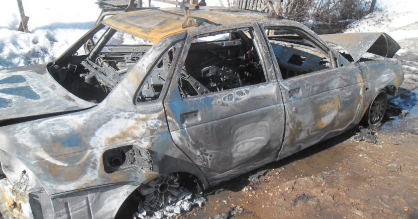 В Садаковском в пожаре сгорел частный дом и два автомобиля