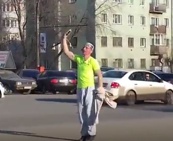 Жителей Кирова озадачил танцующий в общественных местах мужчина