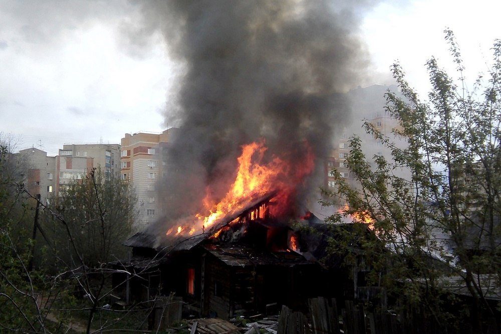 В Кирове сгорел жилой дом