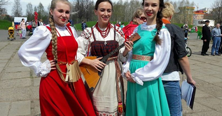 Участники фестиваля «Мы - славяне» учились плетению из бересты, играли в лапту и водили хороводы