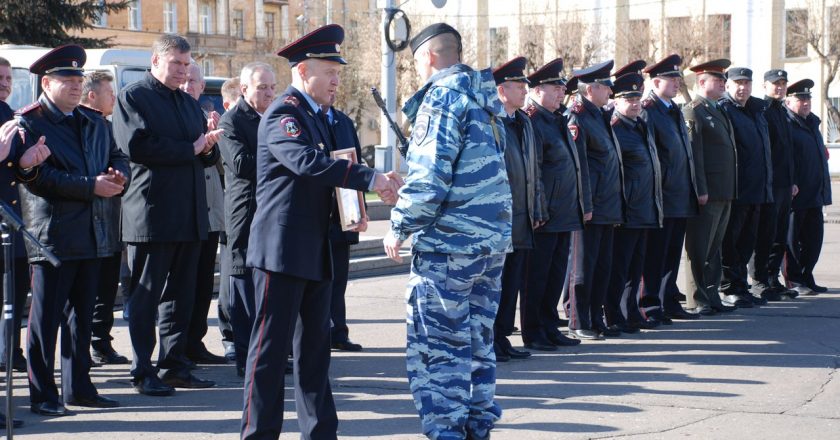 На Театральной площади города Кирова прошел гарнизонный развод 