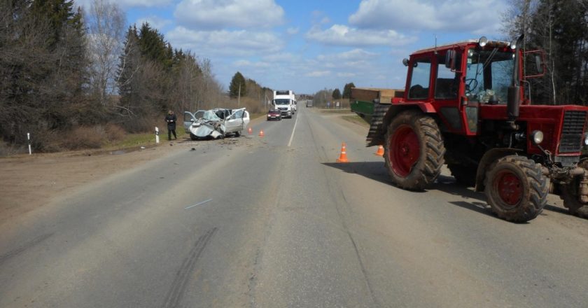 В Котельничском районе иномарка врезалась в трактор: трое пострадавших