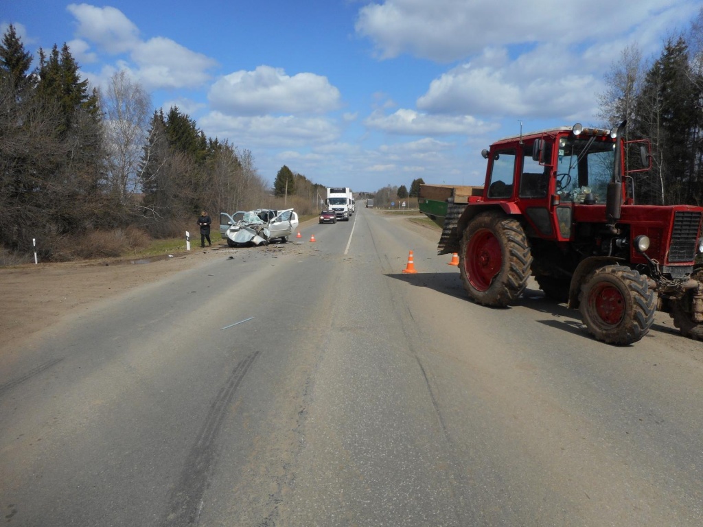 В Котельничском районе иномарка врезалась в трактор: трое пострадавших