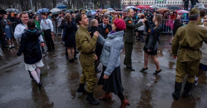 Кировчане, несмотря на дождь, станцевали на Театральной площади