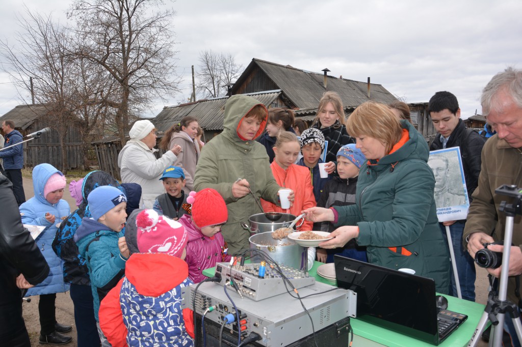 Погода в лебяжье кировской. Знамя октября Лебяжье Кировской. Парк Победы пгт Лебяжье Кировской области. Школа пгт Лебяжье Кировская область. Люблю Лебяжье Кировской области.