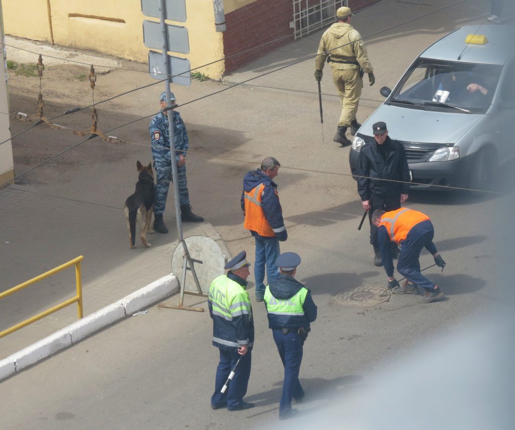 Ради кортежа патриарха из 13 машин перекрыли улицу в Кирове