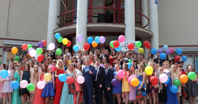 В Кирове поздравили лучших выпускников государственных школ