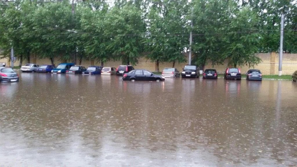 Последствия сильнейшего ливня и грозы в Кирове: город утопает в воде