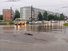 Сильный ливень смыл новый асфальт в Кирове
