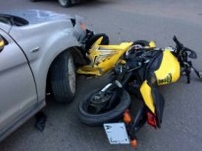 В Кирове на Воровского иномарка столкнулась с мотоциклистом