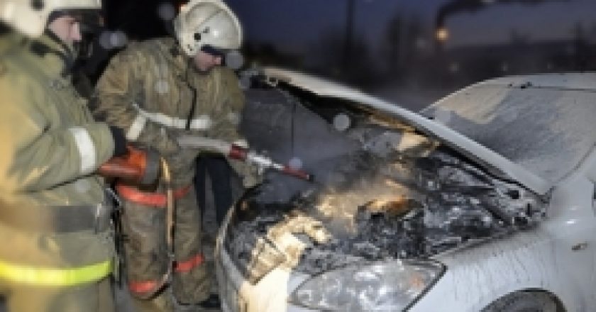 В Неме при пожаре дома обгорели два автомобиля