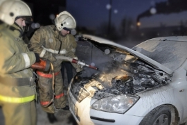 В Неме при пожаре дома обгорели два автомобиля