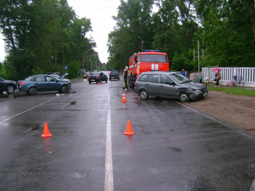 В Кирове столкнулись две «Лады», пострадали трое детей