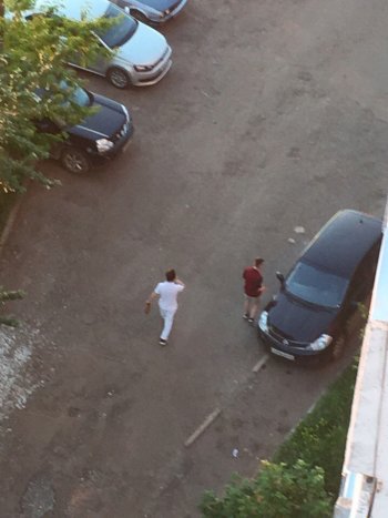 В Кирове хулиганы били кулаками по припаркованным машинам‍
