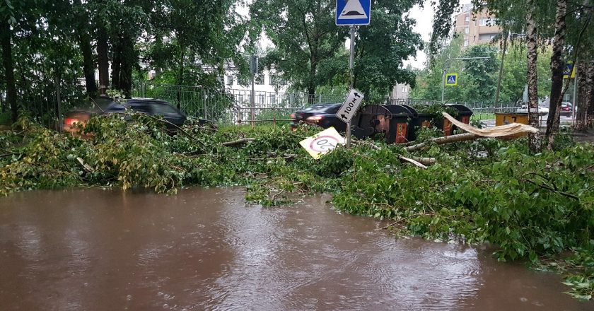 Последствия сильнейшего ливня и грозы в Кирове: город утопает в воде‍