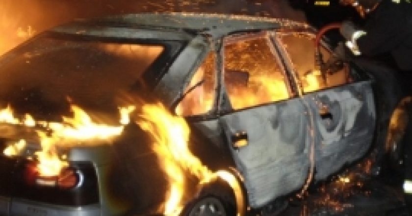 Киров: двое жителей из мести подожгли иномарку соседа