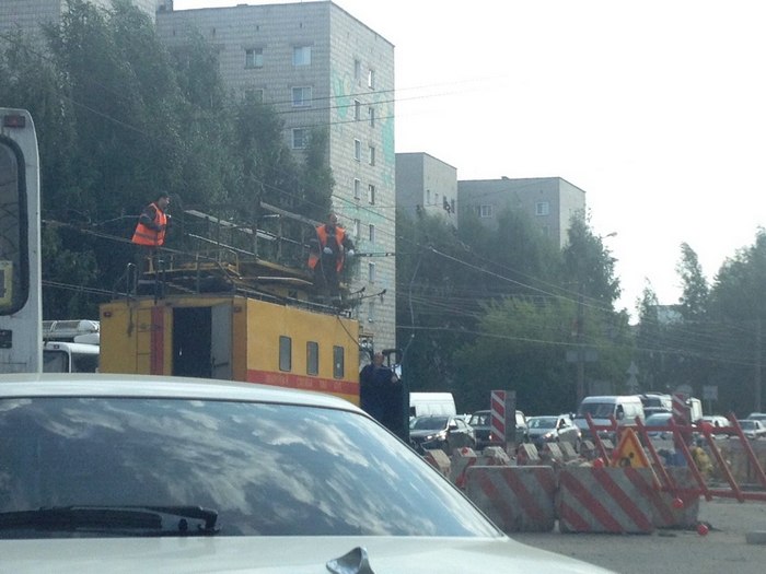 На Воровского в Кирове образовалась пробка из-за обрыва троллейбусных проводов