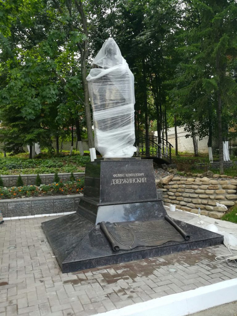 В Кирове установили памятник Феликсу Дзержинскому