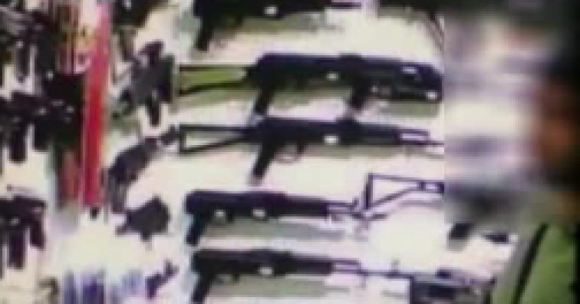В Кирове из торгового центра украли пистолет