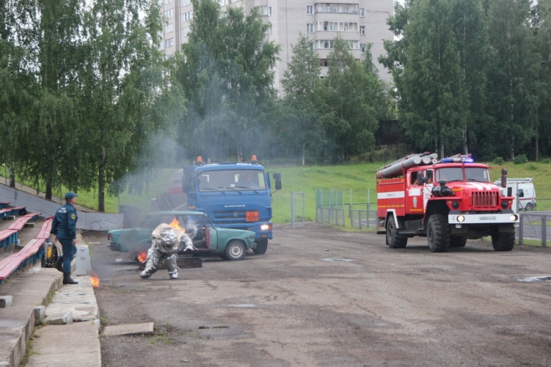 Пожарники Кировский Омска. Пожарники Кировский АО Омска. Пожарный разноцветный который всех удивляет.