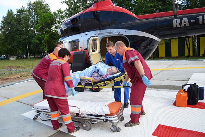 Жизни двоих жителей Кировской области спасены службой санавиации