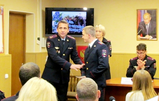 Полицейскому вручили награду за спасение женщины на пожаре