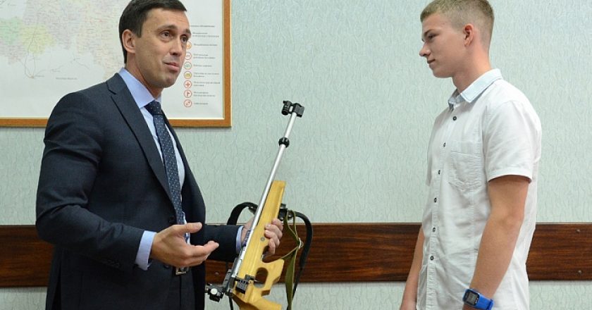 Дмитрий Курдюмов вручил винтовку победителю первенства России по биатлону