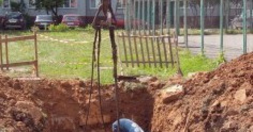 Завершить ремонт дворов в Кирове мешают «раскопки»