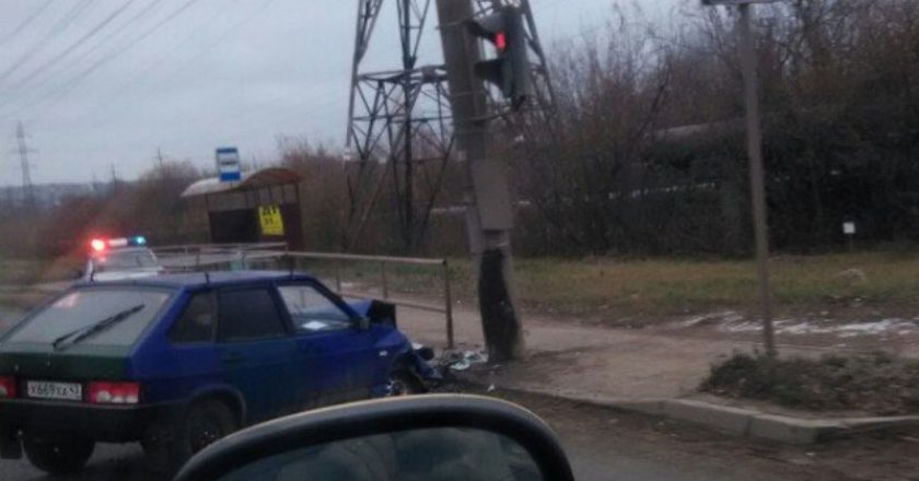 В Кирове на Луганской «девятка» врезалась в столб‍