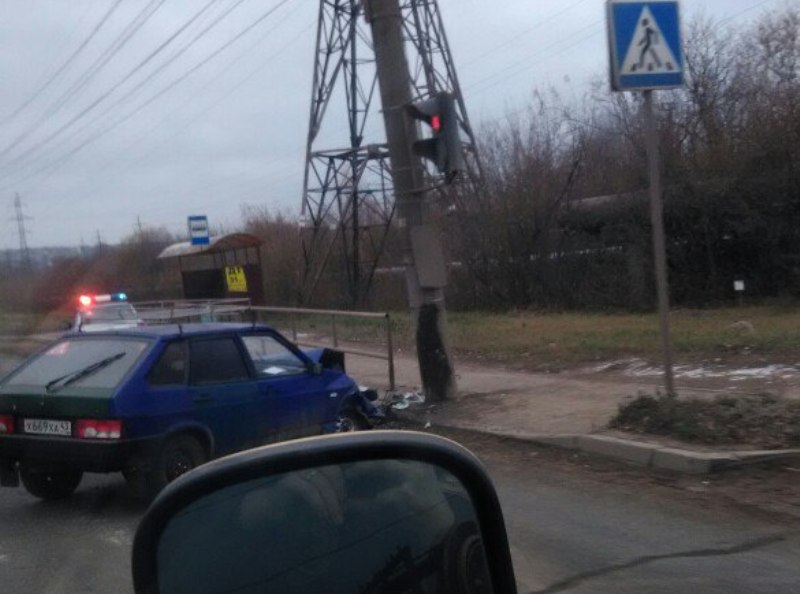 В Кирове на Луганской «девятка» врезалась в столб‍