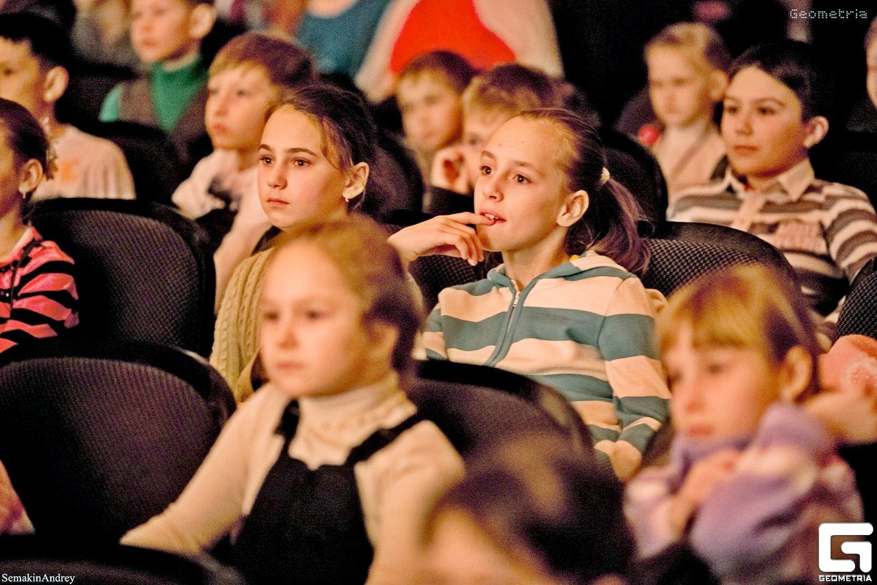 Ревизор дети. Дети зрители в театре красивые фото. Театр на Спасской Киров.