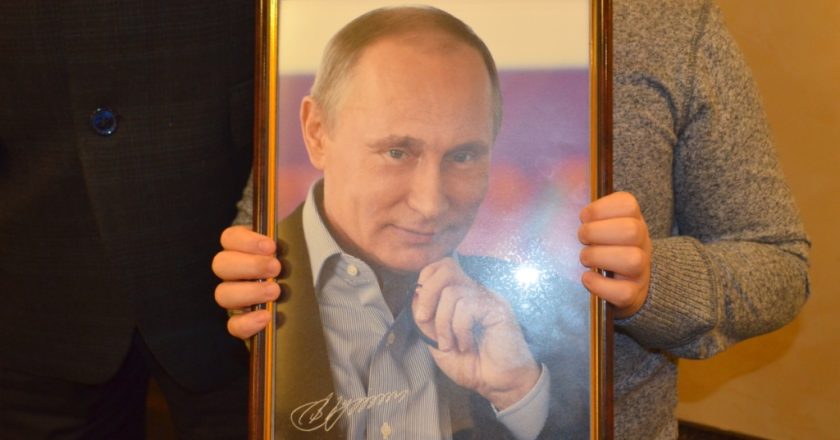 Кировский школьник получил портрет Владимира Путина с автографом