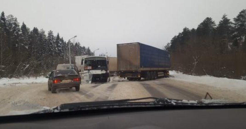 В Кирово-Чепецком районе грузовик врезался в рейсовый автобус