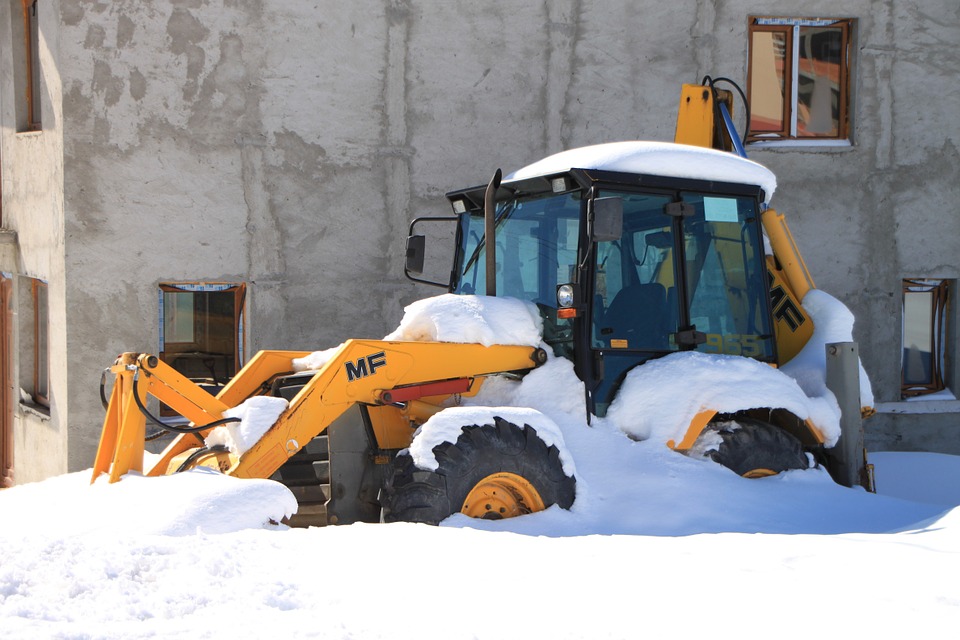 В Кирове пьяный тракторист, очищая двор от снега, повредил иномарку