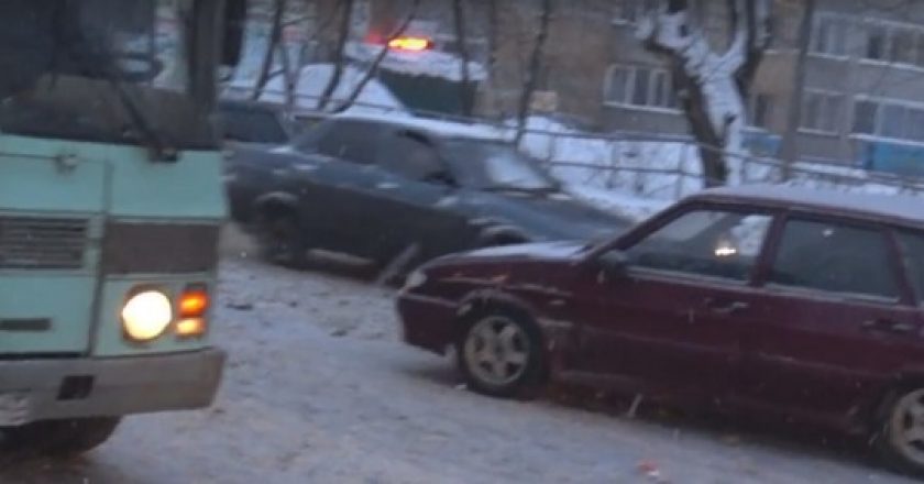 В Кирове в ДТП столкнулись «ВАЗ-2115» и автобус