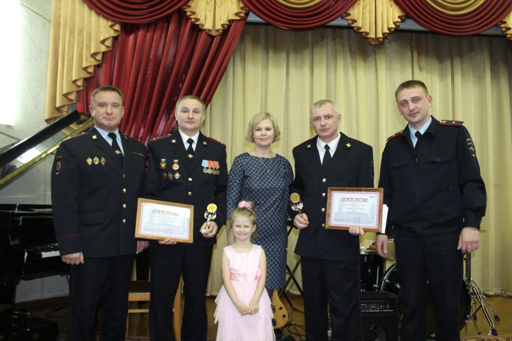 В Кирове наградили сотрудников ДПС, спасших семью из горящего дома