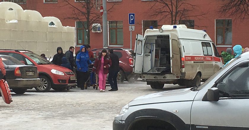 В Кирове из-за катания на горке на Театральной площади кировчане получили травмы