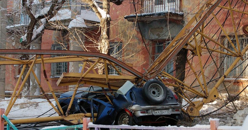 В МЧС рассказали о повреждениях дома при ЧП с краном в Кирове