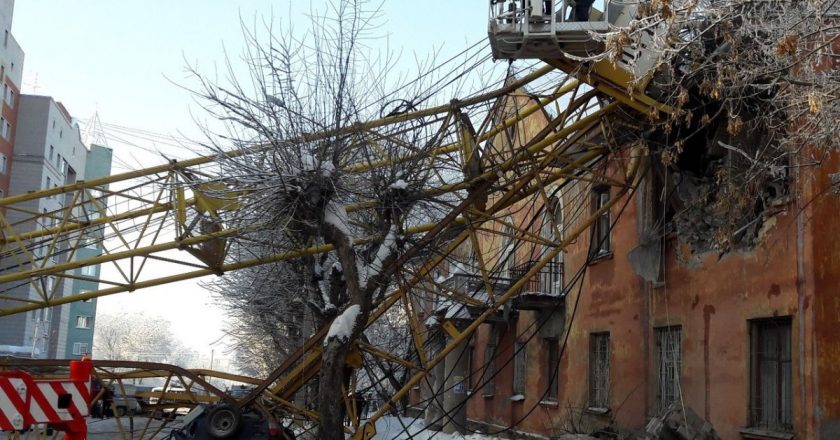 В Кирове проводятся аварийно-спасательные работы на месте падения башенного крана