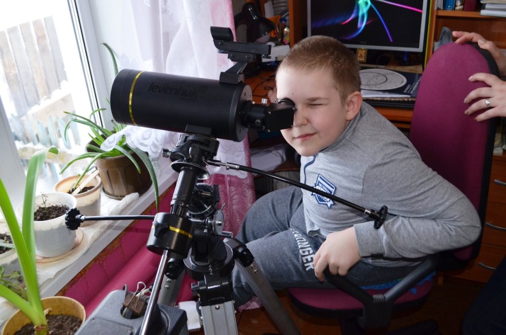 Михаил Бабич подарил телескоп школьнику из Белой Холуницы