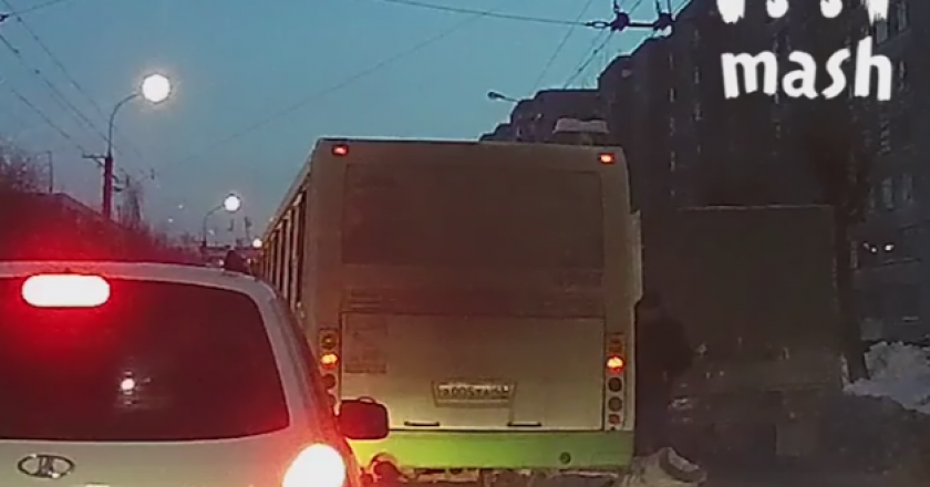В Кирове автобус несколько метров протащил женщину по земле