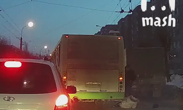 В Кирове автобус несколько метров протащил женщину по земле