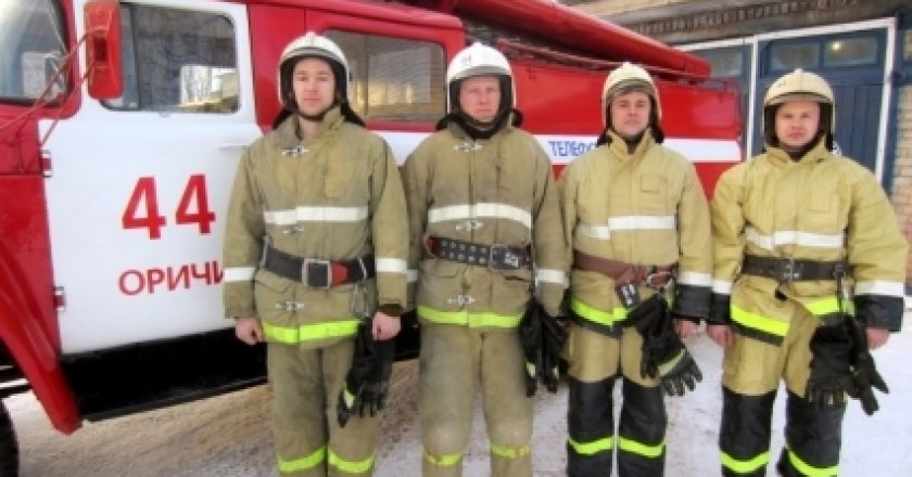 В Кирове Огнеборцы спасли пенсионера из горящей квартиры