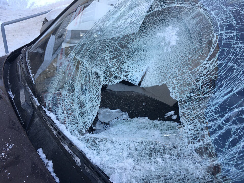 Разбитое лобовое стекло машины. Разбитое лобовое стекло. Машина во льду. Треснутое лобовое. Снег на стекле машины.