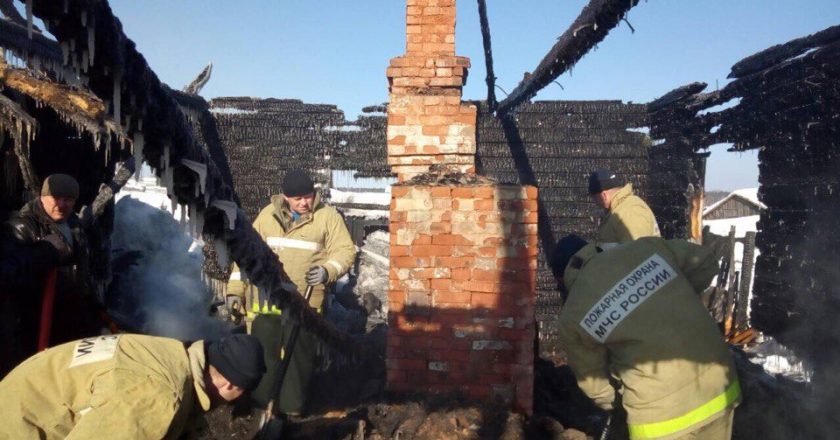 Следственными органами Следственного комитета Российской Федерации по Кировской области проводится доследственная проверка по факту обнаружения тел трех человек после тушения пожара в селе Монастырское.
