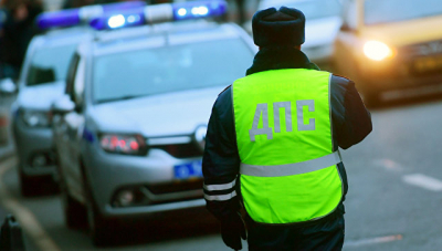 В Кировской области автоинспекторы оказали помощь пассажирам сломавшегося на трассе автобуса