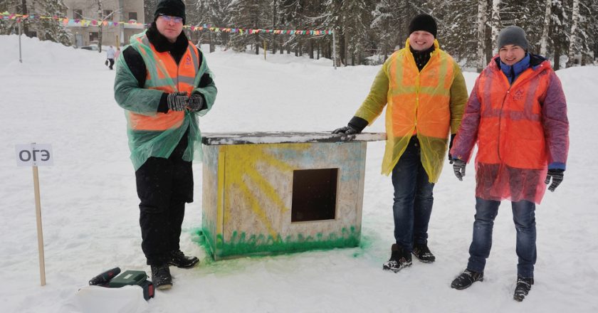 В Кирове сотрудники ККС построили будки для собак из приюта