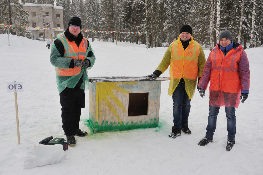 В Кирове сотрудники ККС построили будки для собак из приюта