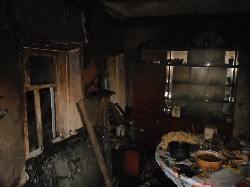 В Кирове из горящего дома пожарные эвакуировали пенсионера