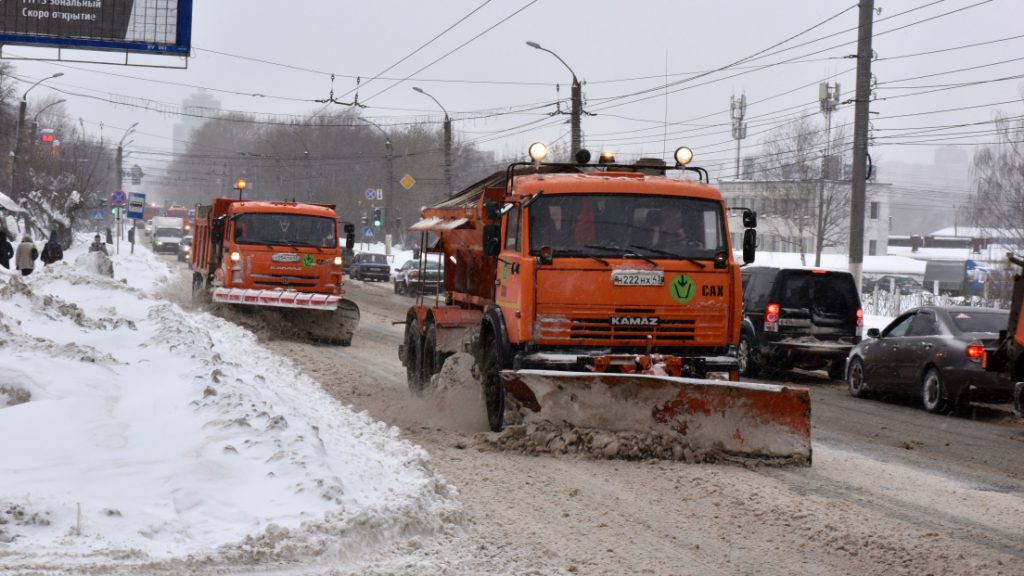 Дорожная техника в Кирове работает в круглосуточном режиме